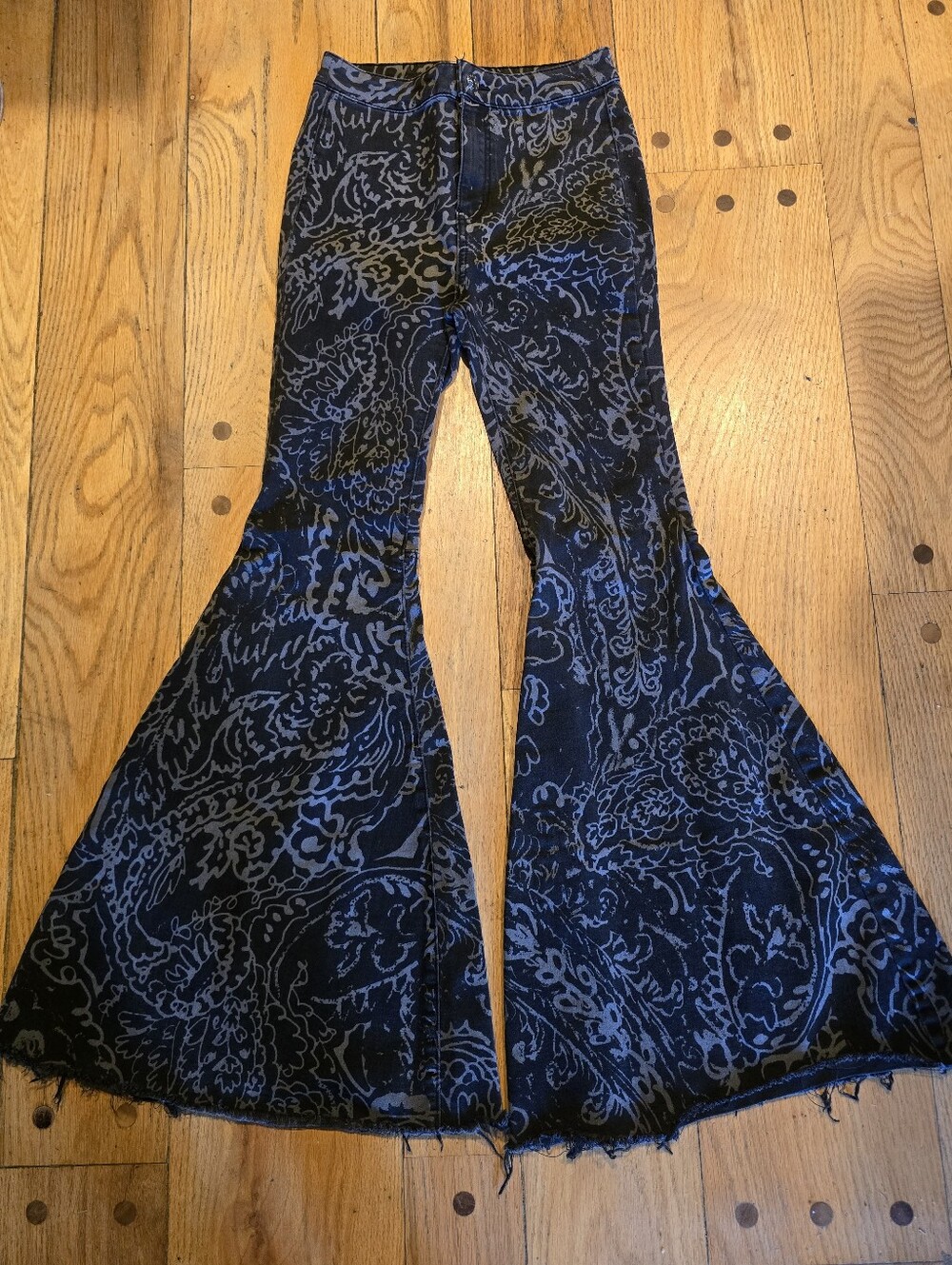 O We The Free Black Pattern-Print Super Flare Jeans Size 26